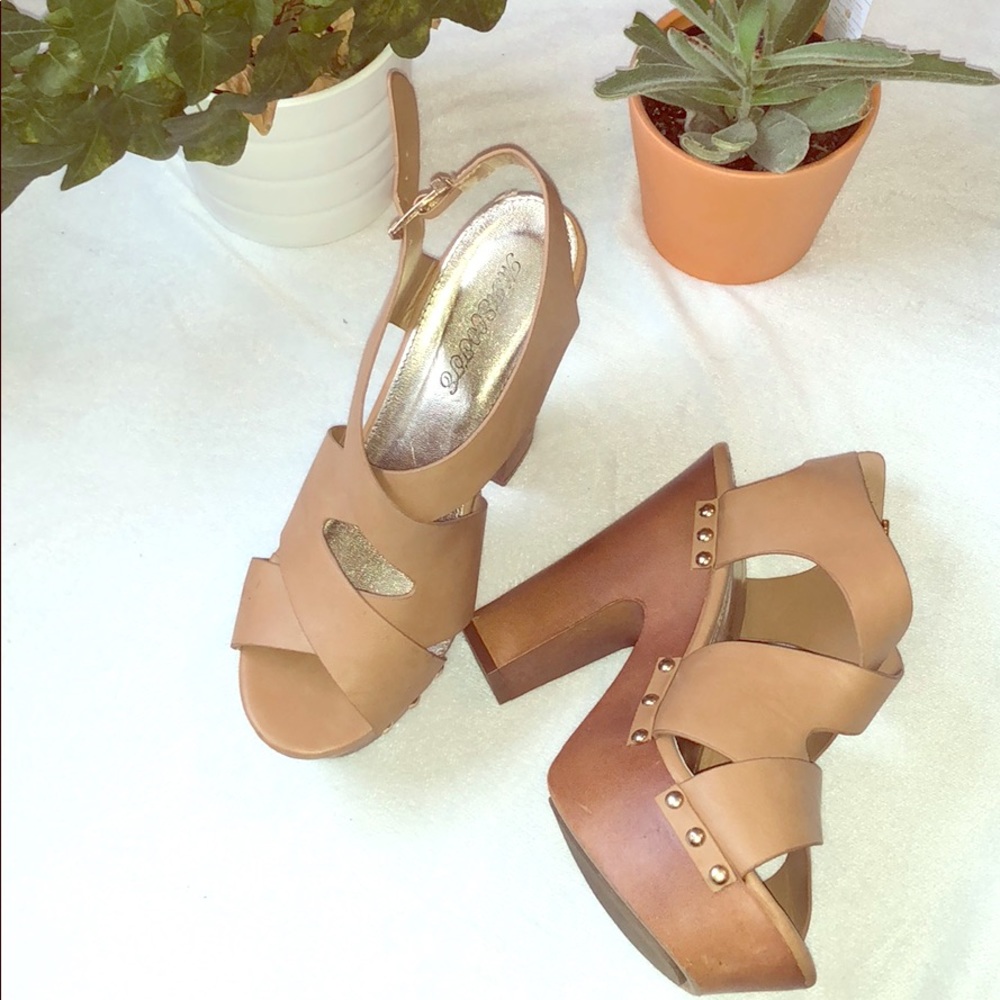 Beautiful beige heels!